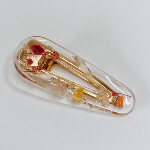 Barrette résine fleurs séchées et feuilles d’or.