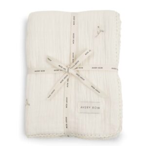 Couverture mousseline brodée, motif fleur.
