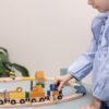Circuit de train en bois. - Image 3