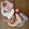 Bavoir silicone coeur mocha. - Image 2