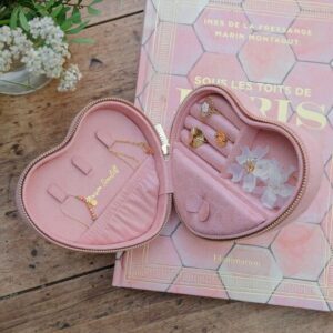 Boîte à bijoux de voyage Céleste en velours rose.