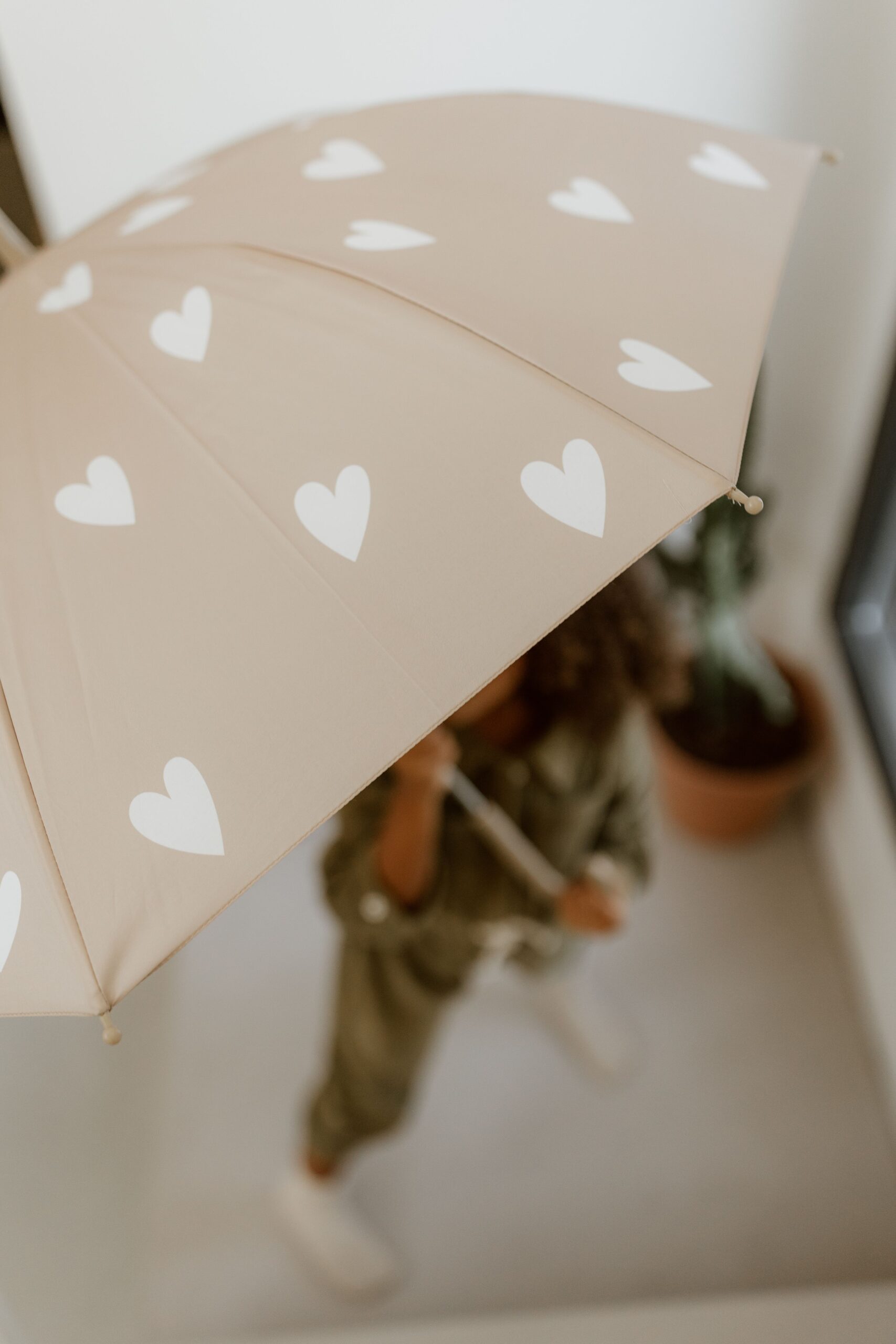 Parapluie beige a coeurs.