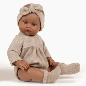 Minikane Augustine avec sa barboteuse chevrons beige.