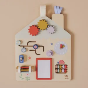 Tableau d&rsquo;activités en bois.