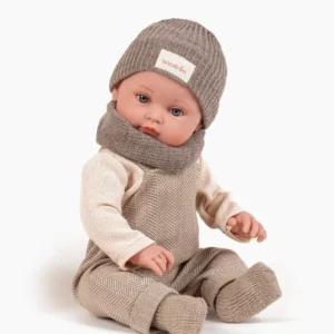 Minikane Yann avec sa salopette chevrons beige.