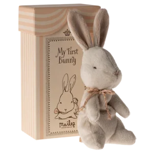 Maileg Mon premier lapin bunny – Blanc cassé.