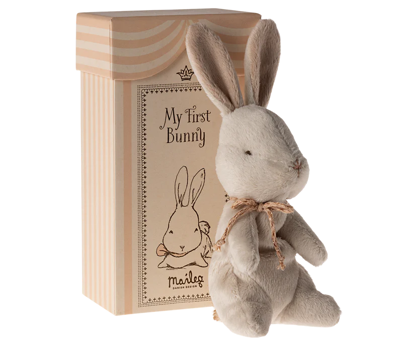 Maileg Mon premier lapin bunny – Blanc cassé.