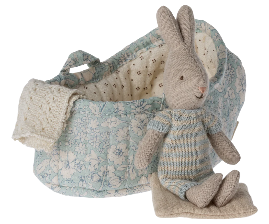 Maileg Lapin en couffin, Micro – Bleu Ciel.