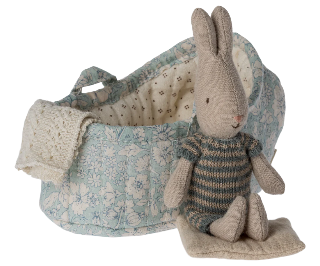 Maileg Lapin en couffin, Micro – Bleu/Sable.