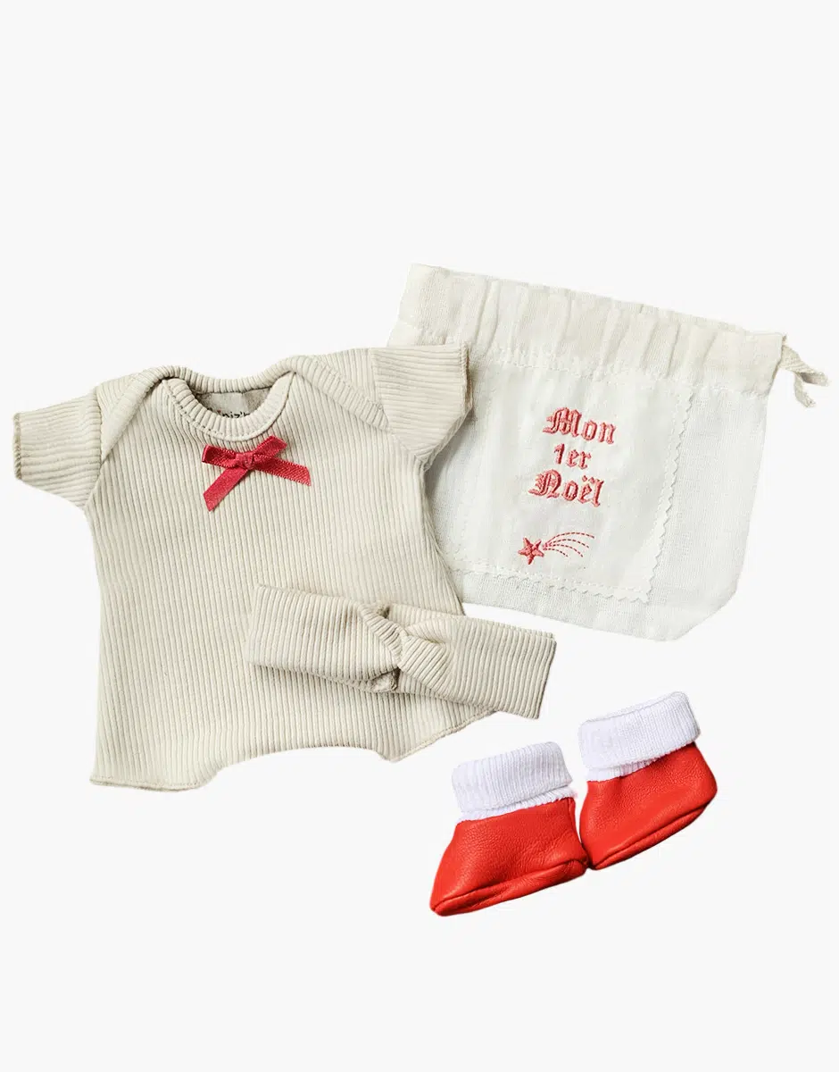 Minikane Babies – Ensemble “Mon Premier Noël” avec body shorty / headband en bord côte lin et chaussons rouges.