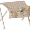 Maileg Table à langer, Bébé souris - Blanc cassé.