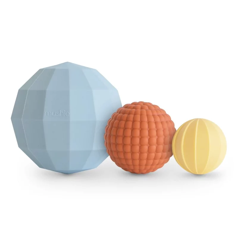 Lot de 3 balles sensorielles Mushie – Powder Blue.