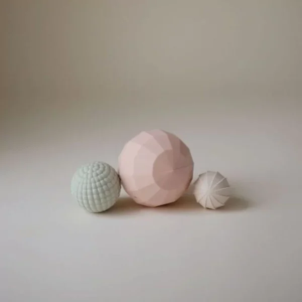 Lot de 3 balles sensorielles Mushie - Blush. - Image 3