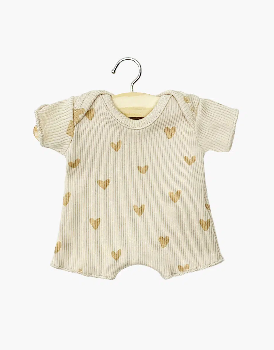 Minikane Babies – Body shorty en maille côtelée Petits coeurs beige pour poupée 28cm.