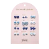 Ensemble de 12 paires de boucles d’oreilles en céramique – Un An de Poésie bleue.