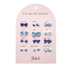 Ensemble de 12 paires de boucles d’oreilles en céramique – Un An de Poésie bleue.