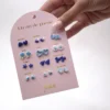 Ensemble de 12 paires de boucles d’oreilles en céramique – Un An de Poésie bleue. - Image 2