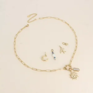 Cartelette CARPEDIEM Collier et 6 pendentifs (soleil et cristaux).