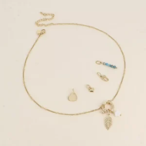 Cartelette CARPEDIEM Collier et 6 pendentifs (feuillage et fleur nacrée).