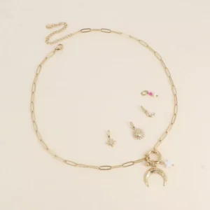 Cartelette CARPEDIEM Collier et 6 pendentifs (lune et étoile nacrée).
