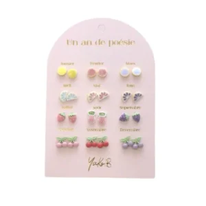 Ensemble de 12 paires de boucles d&rsquo;oreilles en céramique – Un An de Poésie Fruitée.