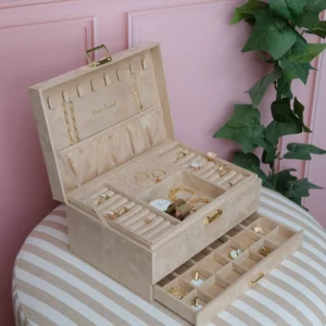 Boîte à bijoux Denise en velours beige.