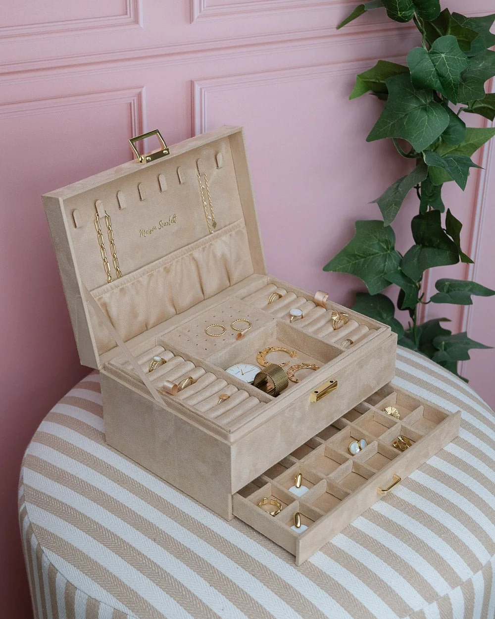 Boîte à bijoux Denise en velours beige.