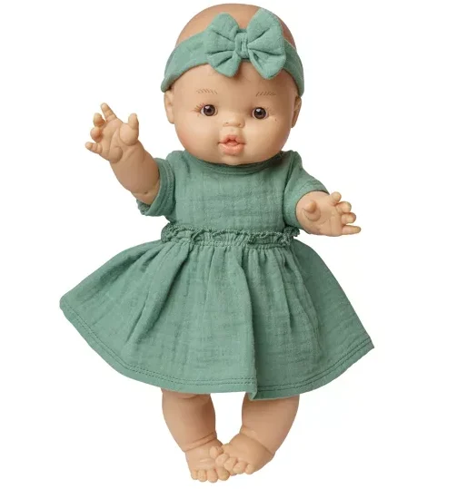 Poupée avec robe bio, vert sauge, fille, 34 cm.