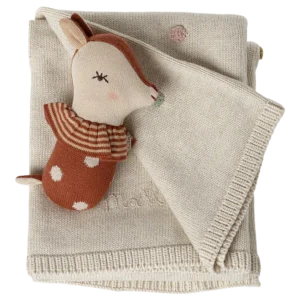 Couverture bébé avec son hochet et pochon – Maileg.
