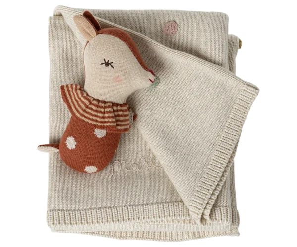 Couverture bébé avec son hochet et pochon - Maileg.