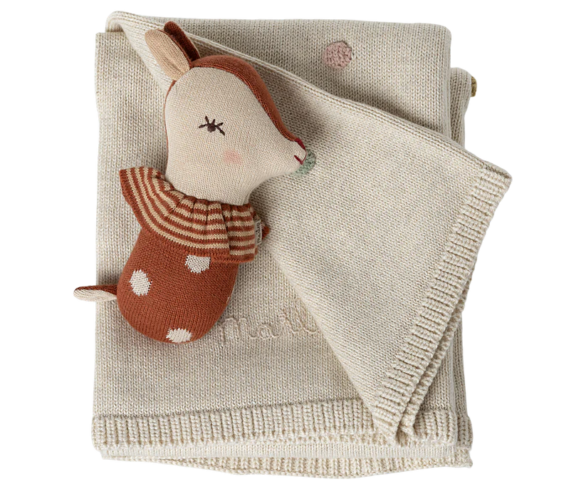 Couverture bébé avec son hochet et pochon – Maileg.
