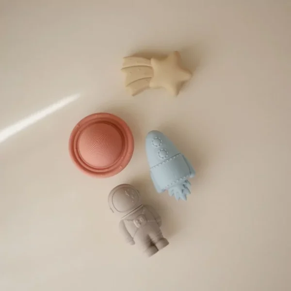 Jouet de bain Space, lot de 4 – Mushie. - Image 4