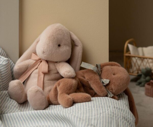 Maileg Peluche lapin couché, Small - Marron "Soft brown. - Image 2