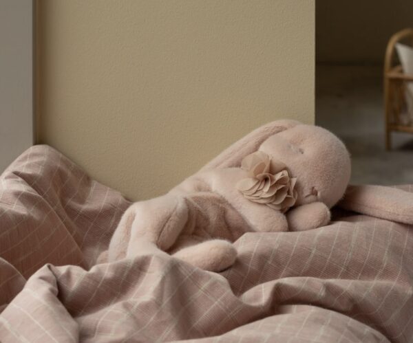 Maileg Peluche lapin couché, Small - Poudre. - Image 2