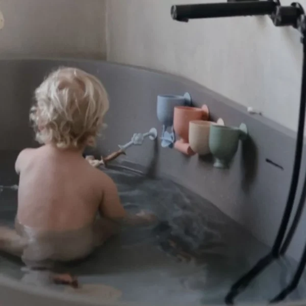 Jouet de bain POUR AND PLAY – Mushie. - Image 3