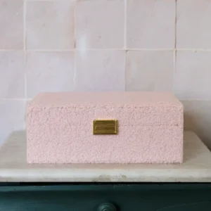 Boîte à bijoux Louise en moumoute rose.