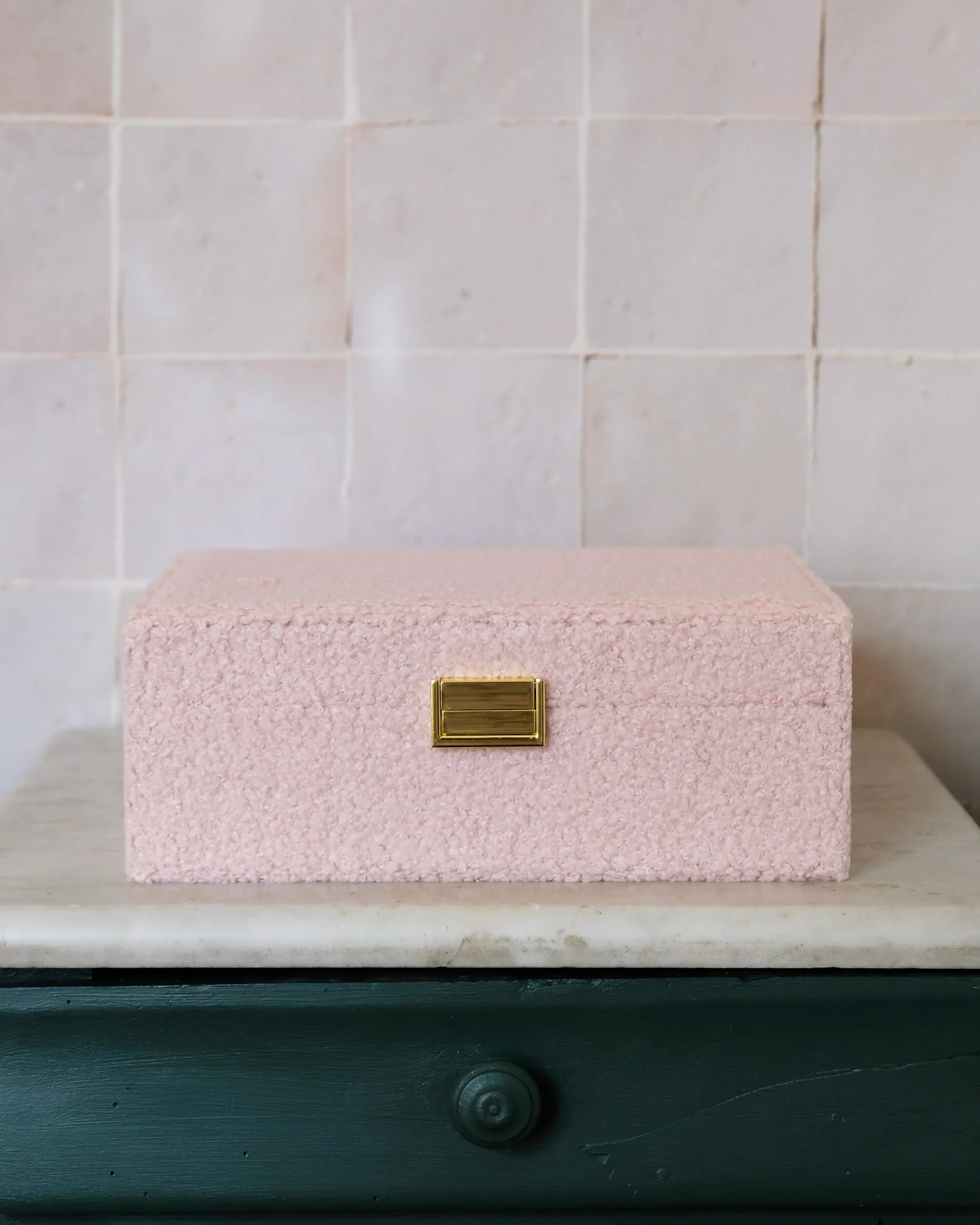 Boîte à bijoux Louise en moumoute rose.