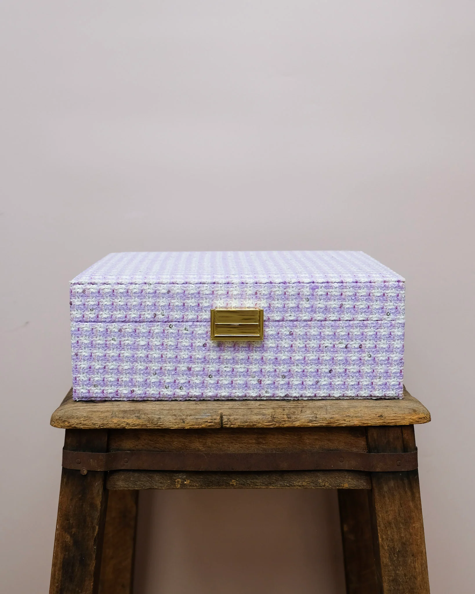 Boîte à bijoux Louise en pied-de-poule mauve.