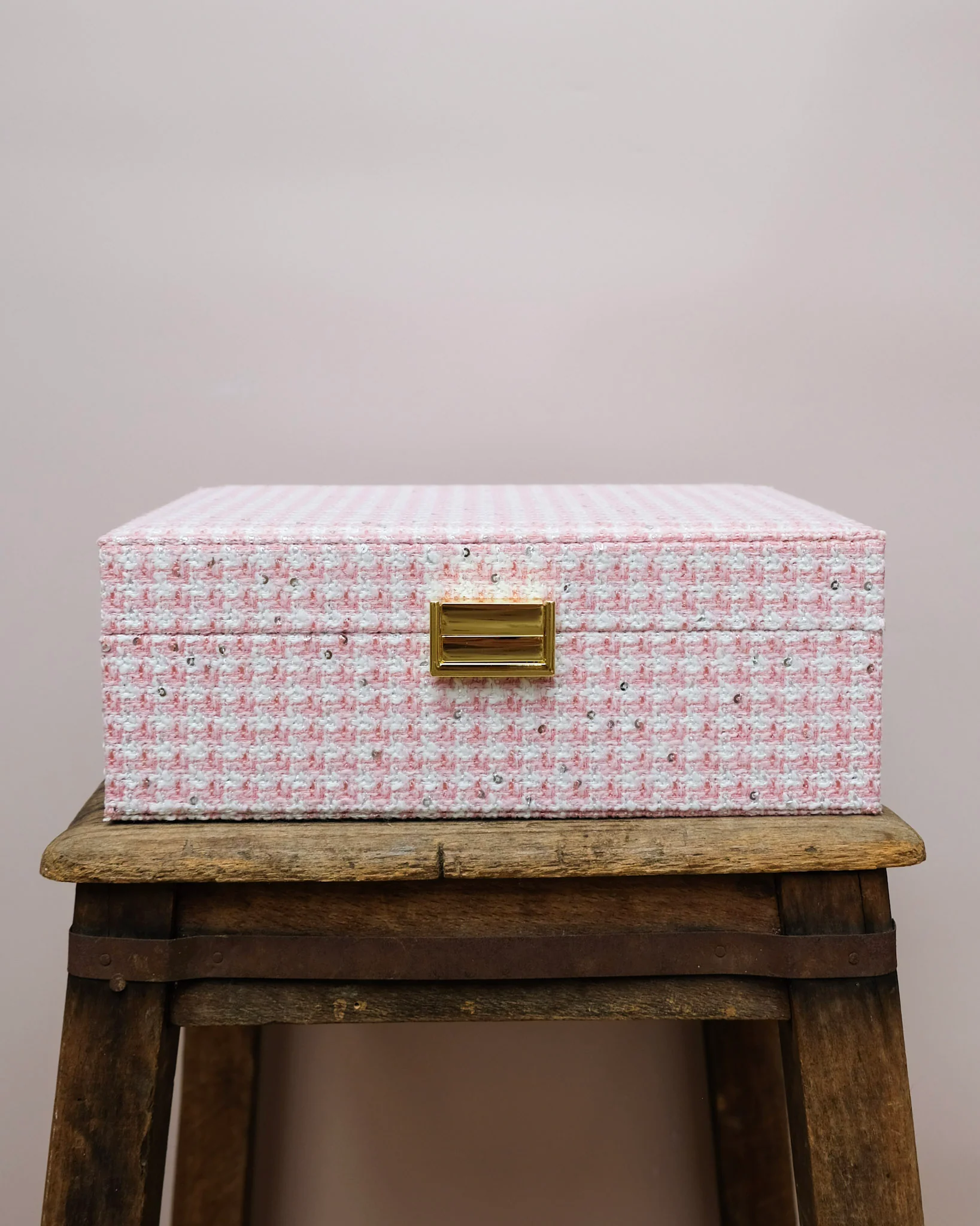 Boîte à bijoux Louise en pied-de-poule rose.