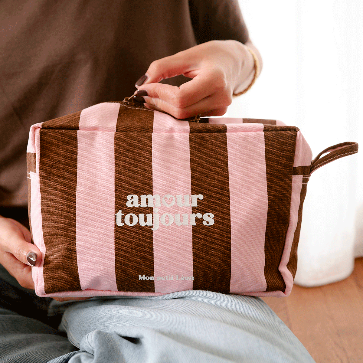 Trousse de toilette Rayures marrons et rose  » Amours toujours  » – Mon petit Léon.