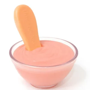 Tiny Harlow – Bol de yaourt à la fraise.