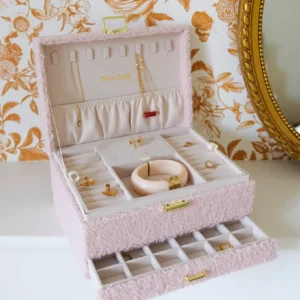 Boîte à bijoux Denise en moumoute rose.