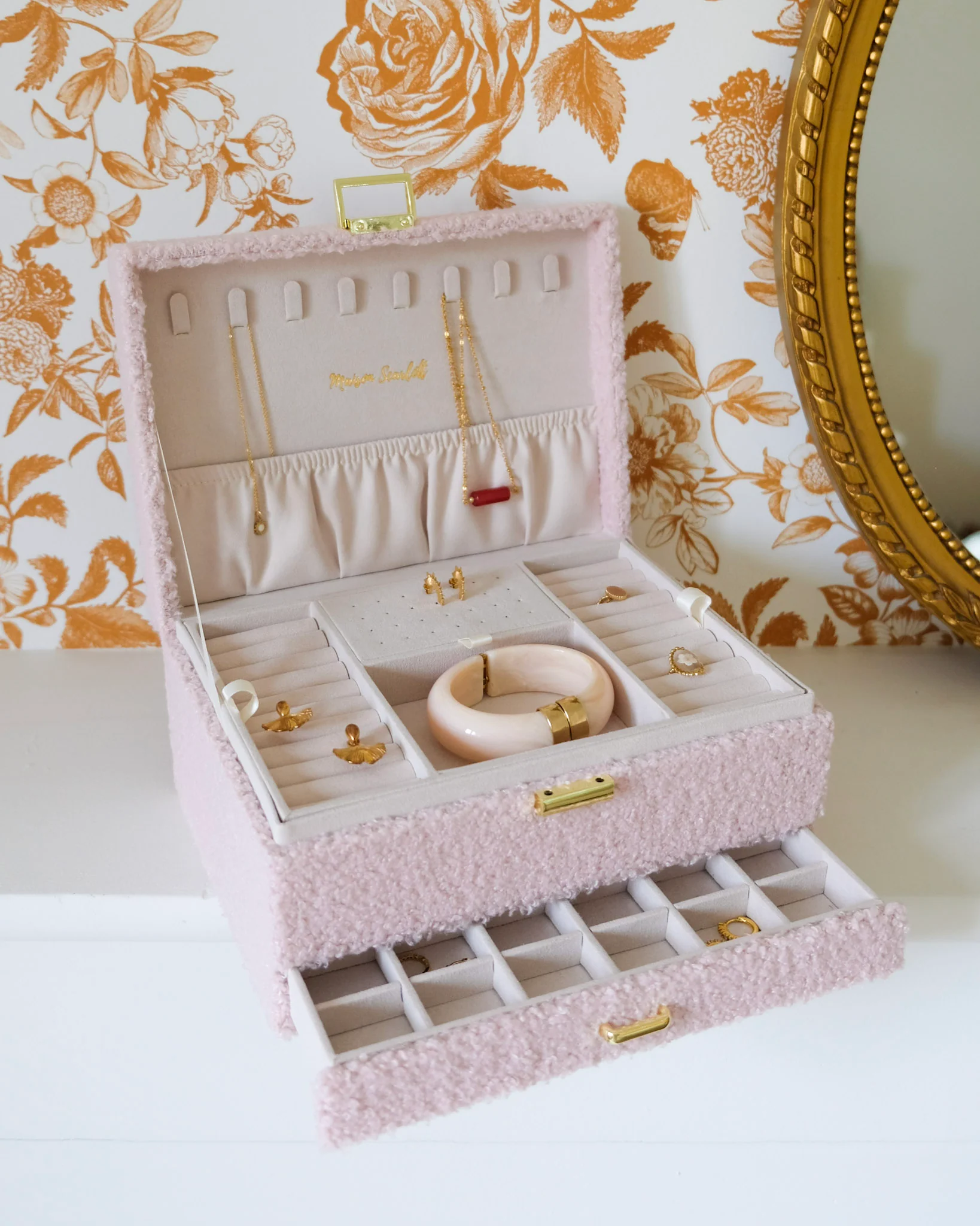 Boîte à bijoux Denise en moumoute rose.