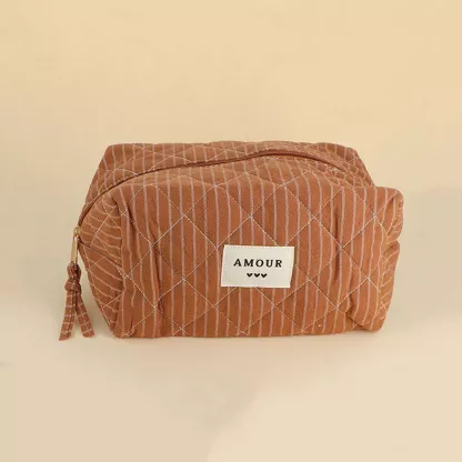 Trousse (grande) AMOUR et 3 coeurs – Marron.