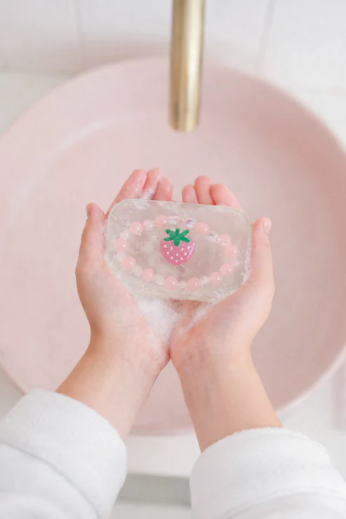 Savon Girly avec Bracelet – Fraise.