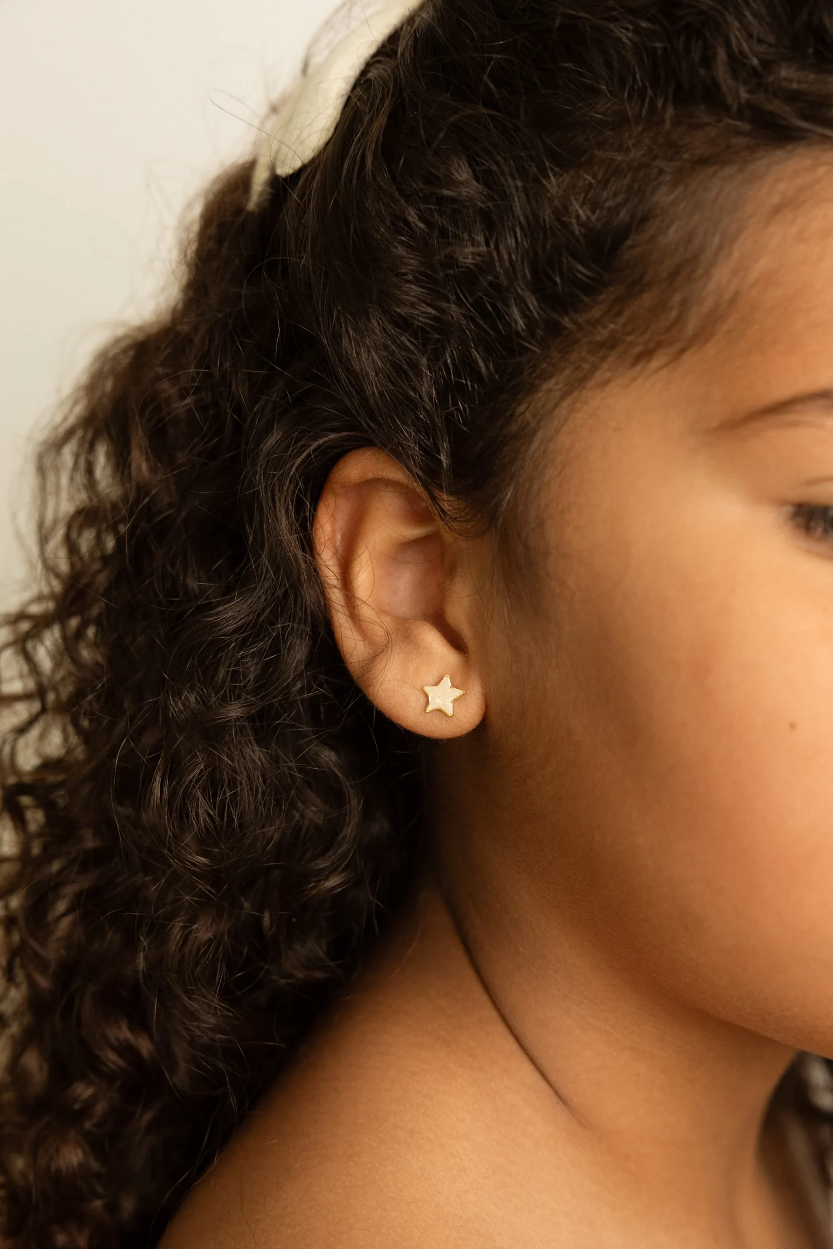 Boucles d'oreilles clous Étoile Scintillante - Mrs Ertha. - Image 2