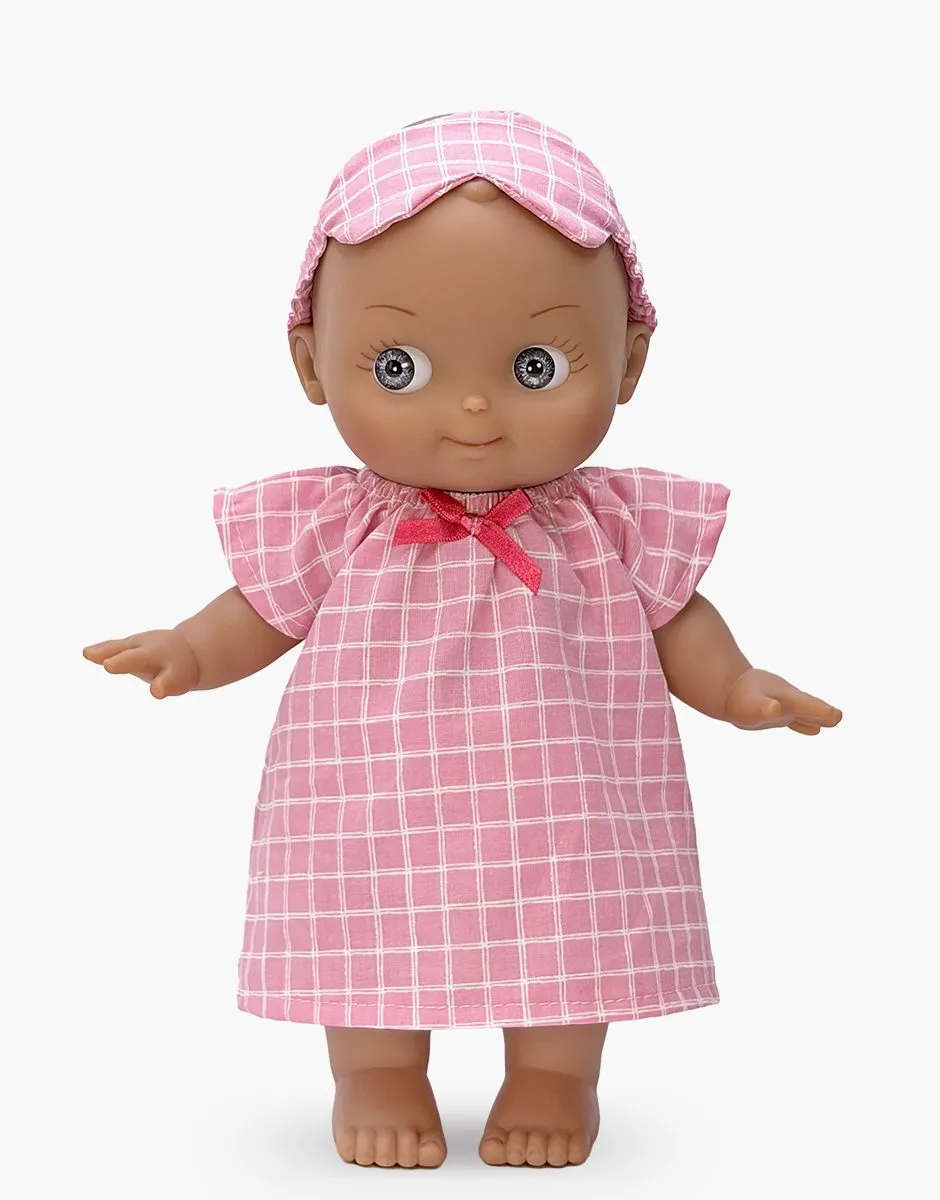 Minikane Poupée Mini Pancha, Maïa et son ensemble chemise de nuit à carreaux rose / blanc.