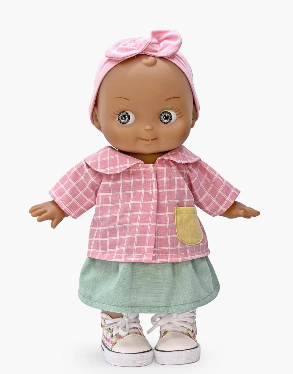 Minikane Poupée Mini Pancha, Maïa et son ensemble d’écolière à carreaux rose / blanc.