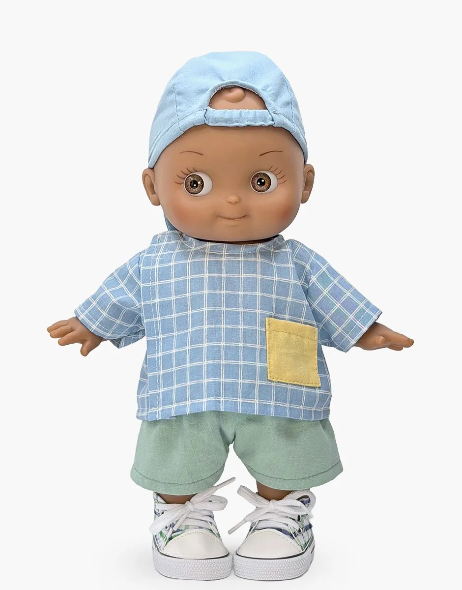 Minikane Poupon Mini Pancha ,Noah et son ensemble d’écolier à carreaux bleu / blanc.