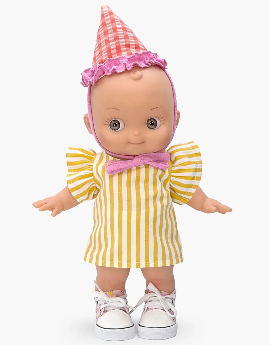 Minikane Poupée Mini Pancha Ninon, et son ensemble d’anniversaire rayures jaunes / Vichy fraise.